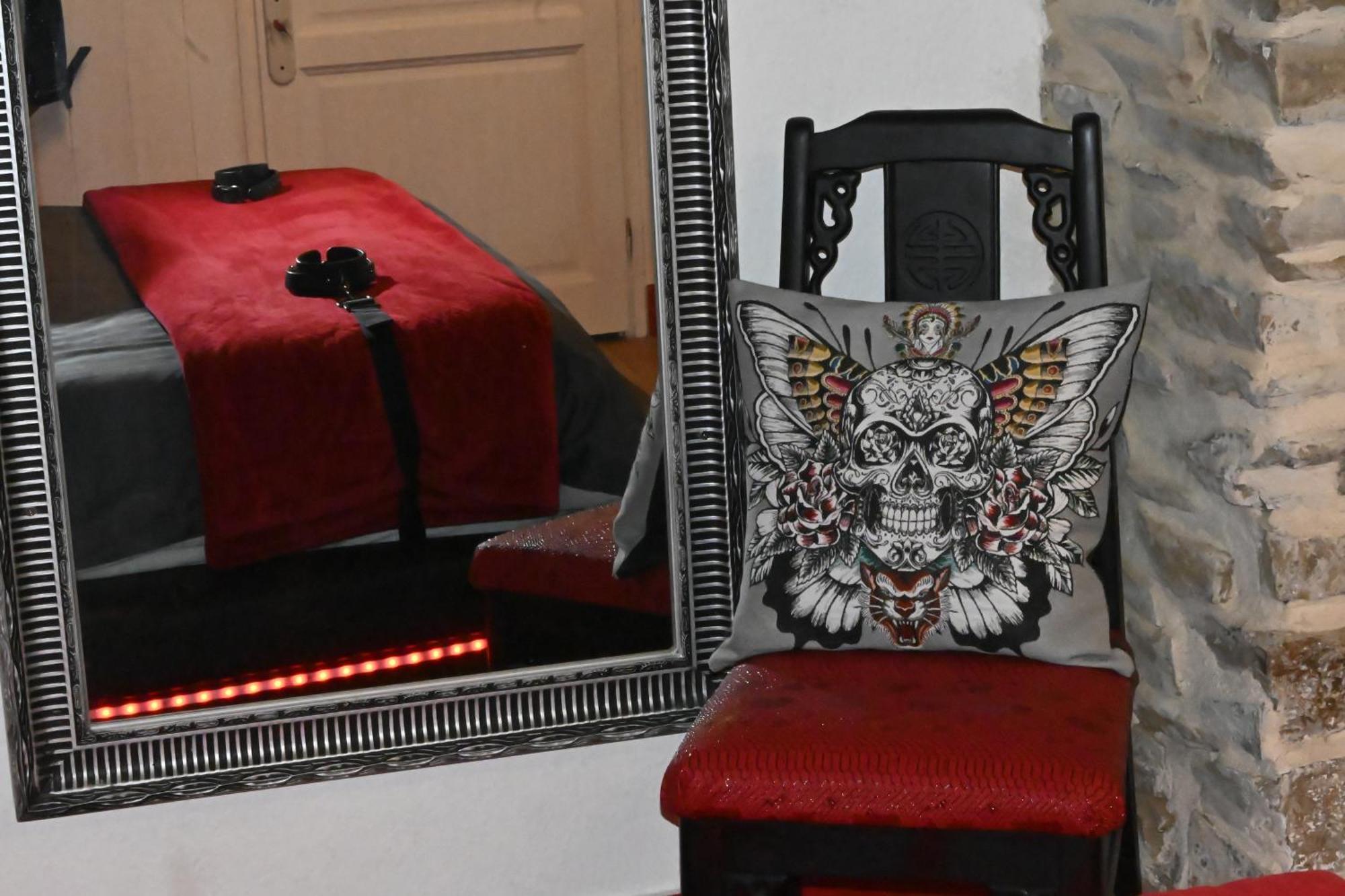 Love Room Donjon Dol In Love Bdsm Дол-де-Бретан Екстериор снимка